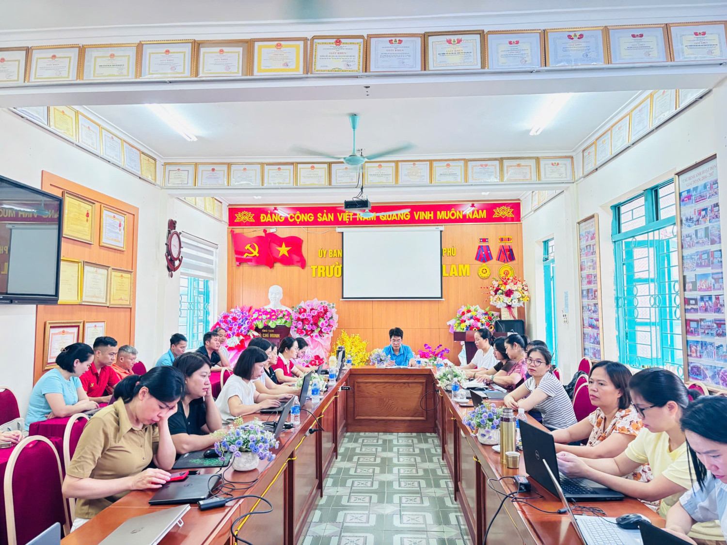 NÂNG CAO NHẬN THỨC CHÍNH TRỊ, CỦNG CỐ BẢN LĨNH NGHỀ NGHIỆP - SẴN SÀNG CHO NĂM HỌC MỚI